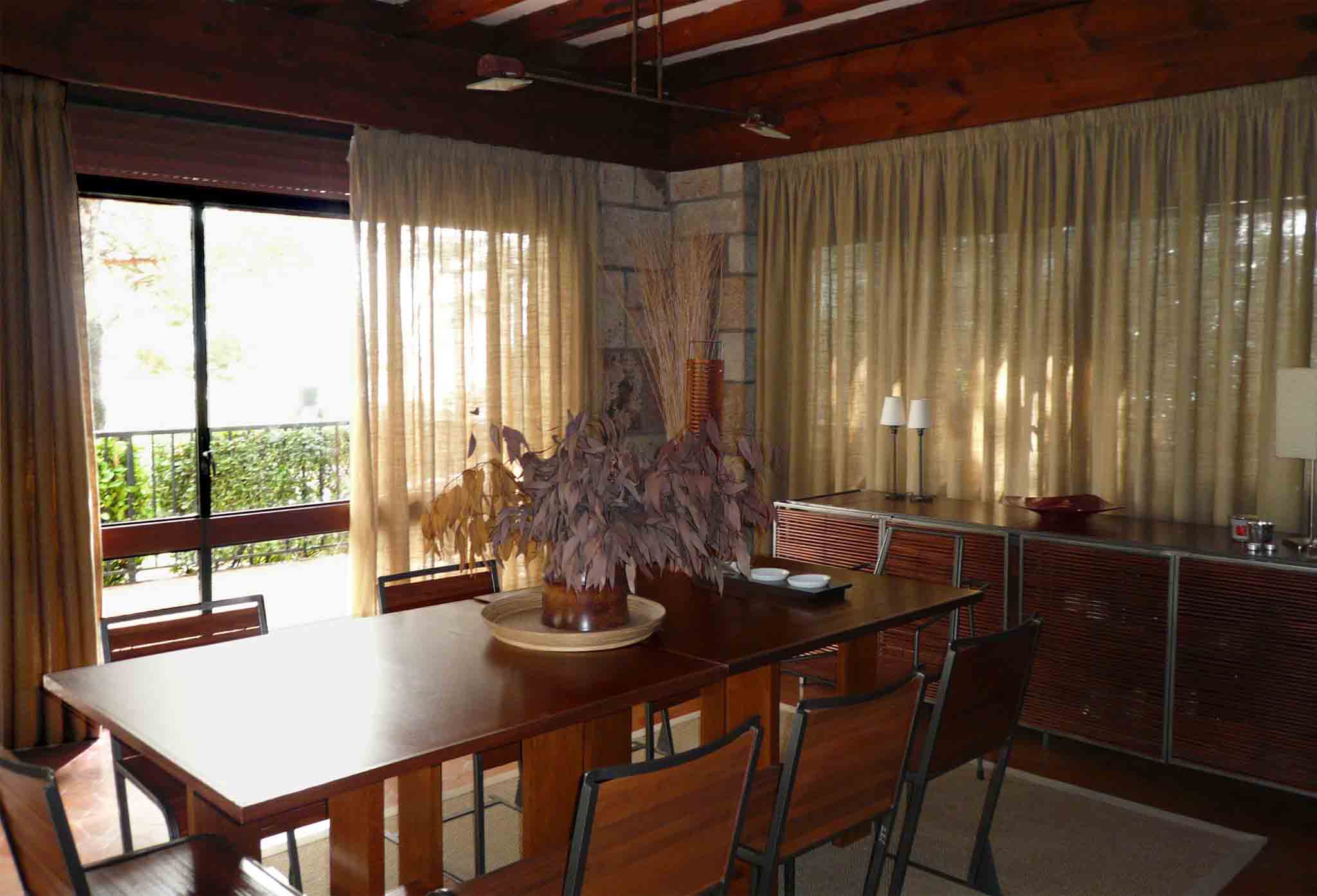 Vista interior. Salón y Chimenea